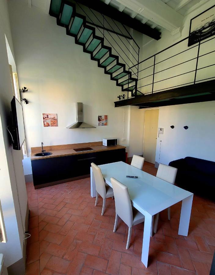 La Villa Apartments - Convenient For Sardinia And Corsica - 4 Beds - Private Parking Included With Camera Livorno Bagian luar foto