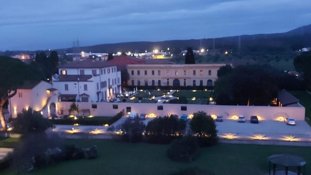 La Villa Apartments - Convenient For Sardinia And Corsica - 4 Beds - Private Parking Included With Camera Livorno Bagian luar foto