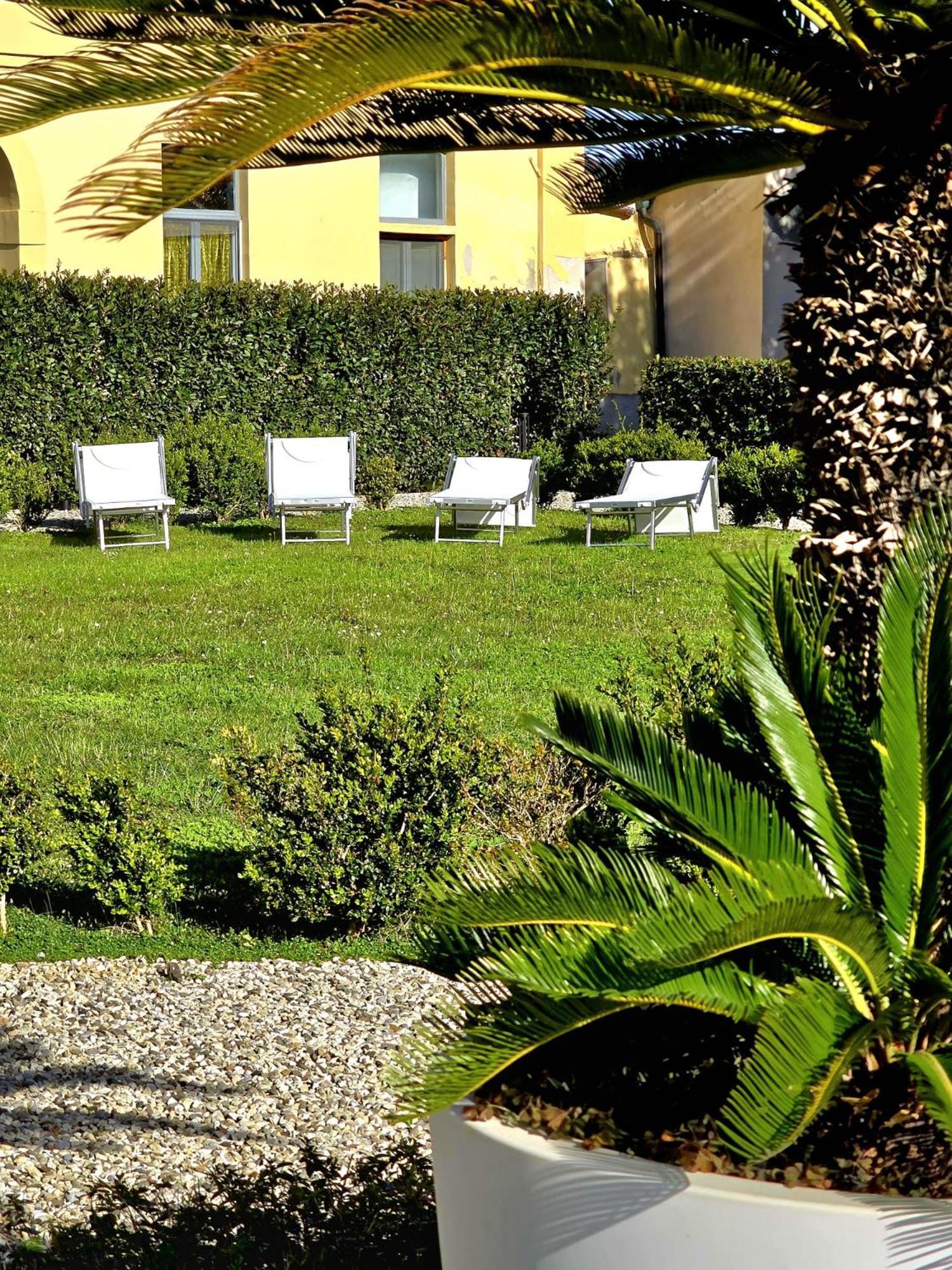 La Villa Apartments - Convenient For Sardinia And Corsica - 4 Beds - Private Parking Included With Camera Livorno Bagian luar foto