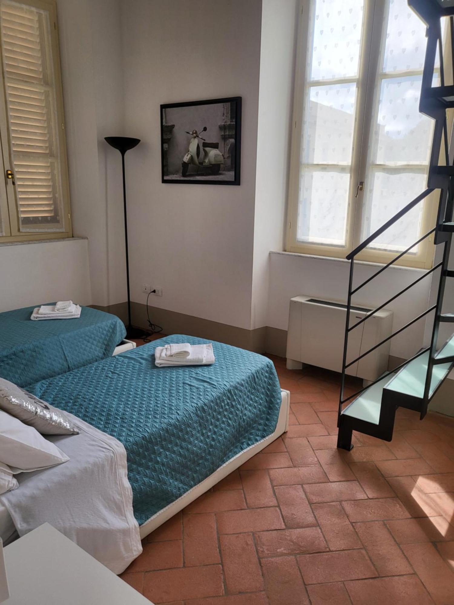 La Villa Apartments - Convenient For Sardinia And Corsica - 4 Beds - Private Parking Included With Camera Livorno Bagian luar foto