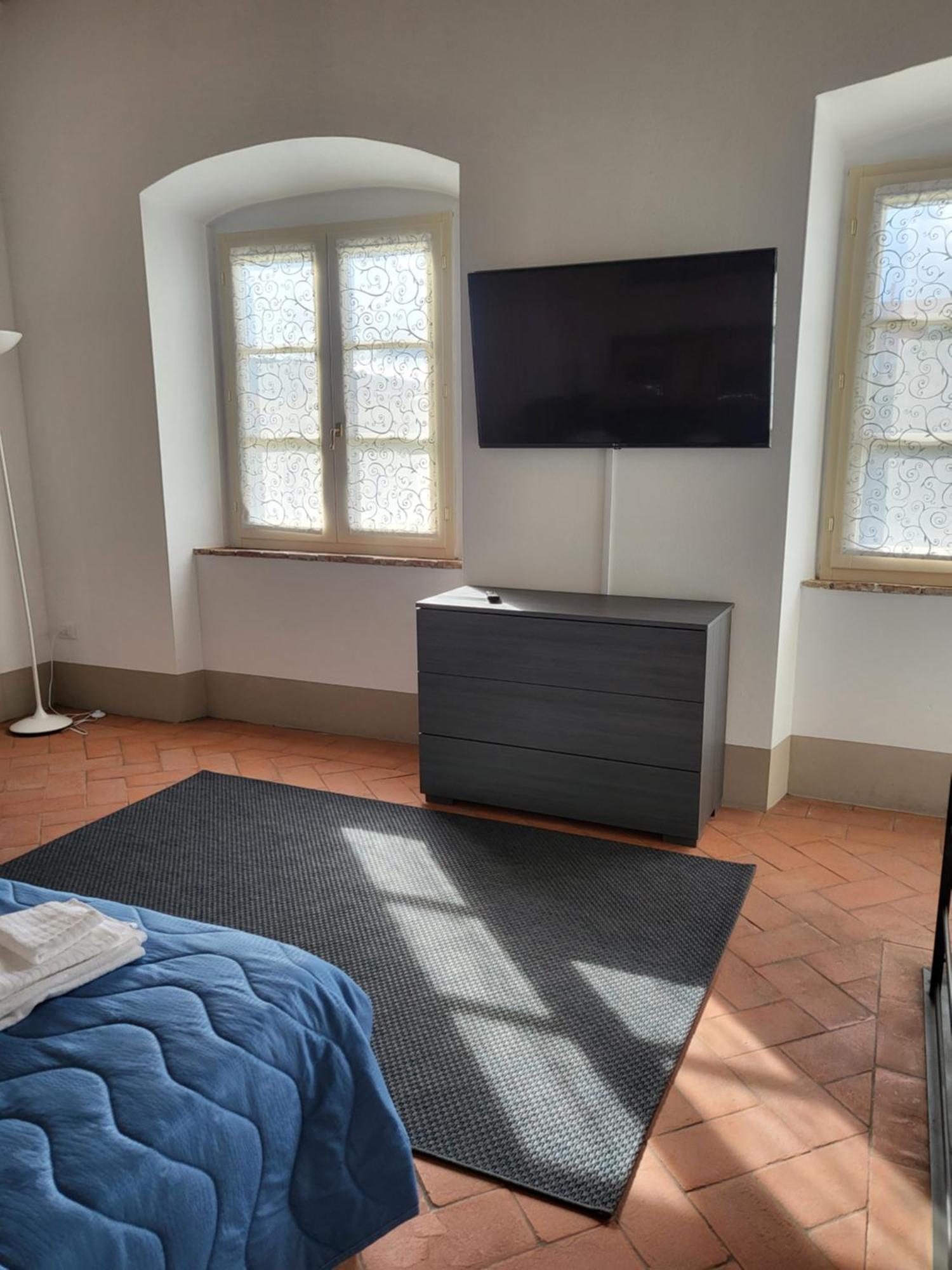 La Villa Apartments - Convenient For Sardinia And Corsica - 4 Beds - Private Parking Included With Camera Livorno Bagian luar foto